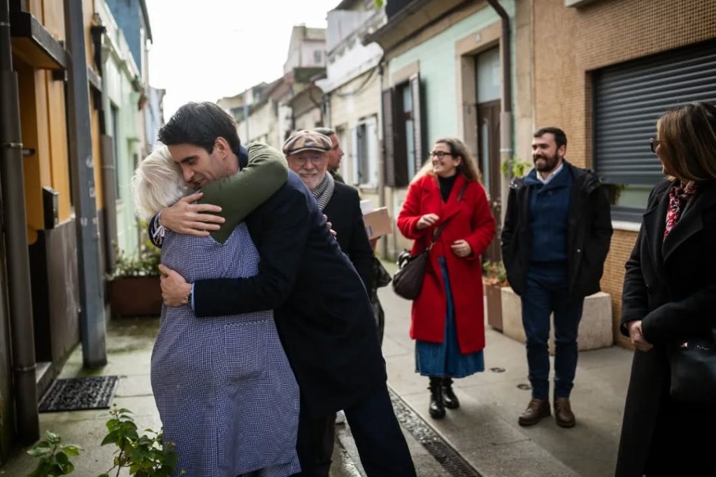 Presidente da Junta  com moradores da Travessa das Águas