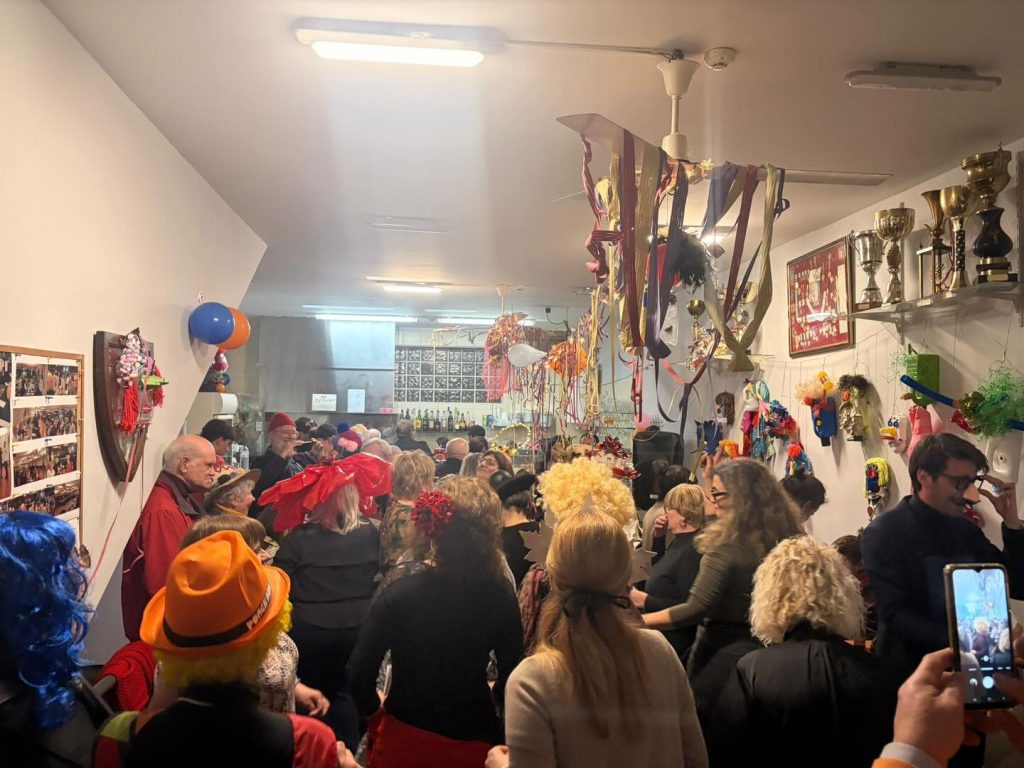 Momentos de celebração do Carnaval na freguesia do Bonfim, com a Queima do Entrudo organizada pelos moradores da Travessa das Águas e uma festa no Mocidade Invicta Futebol Clube, contando com a presença do presidente da Junta de Freguesia do Bonfim, João Luís Ferreira, e da vogal Ana César.