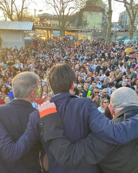 Presidente da Câmara do Porto visita o desfile de Carnaval nas ruas do Bonfim acompanhado pelos participantes da Batucada Radical.