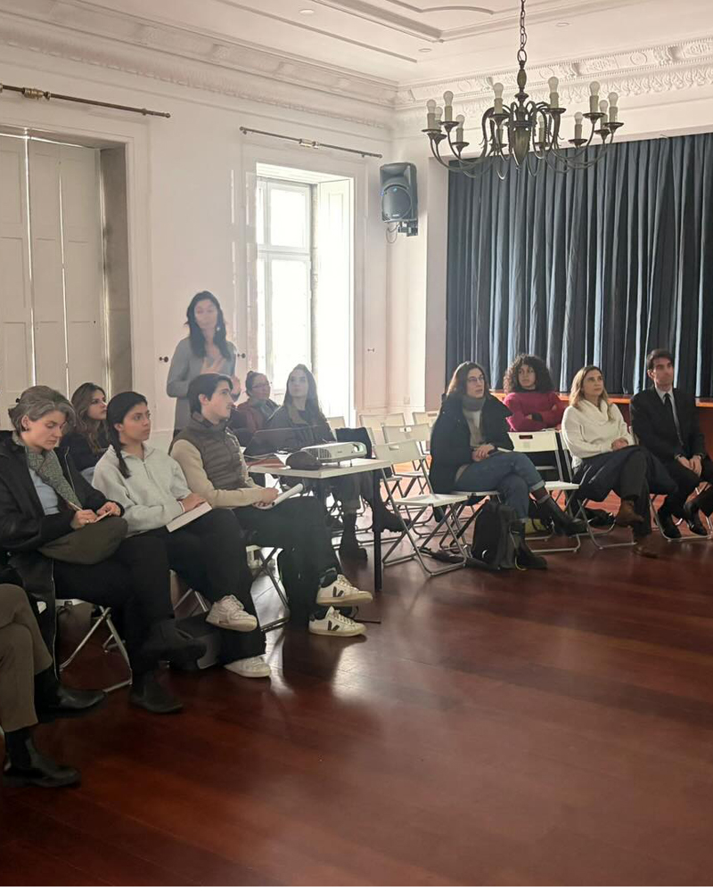 Sessão de formação “Arquitetura e Sociedade” a decorrer no salão nobre da Junta de Freguesia do Bonfim, com participantes sentados e oradores em apresentação sobre intervenção urbana e participação comunitária.