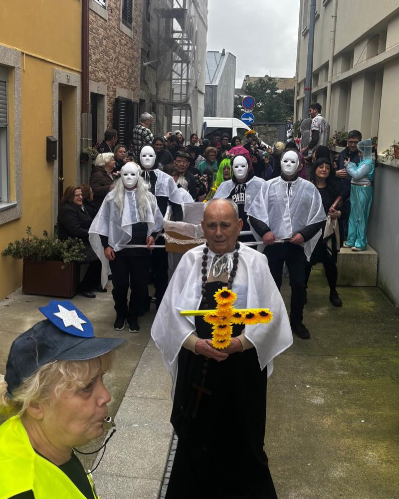 Momentos de celebração do Carnaval na freguesia do Bonfim, com a Queima do Entrudo organizada pelos moradores da Travessa das Águas e uma festa no Mocidade Invicta Futebol Clube, contando com a presença do presidente da Junta de Freguesia do Bonfim, João Luís Ferreira, e da vogal Ana César.
