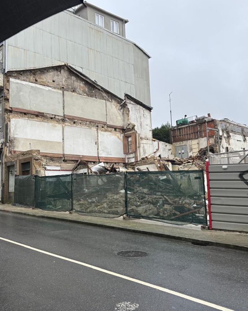 Zona da Rua do Bonfim com queda parcial de fachada de um edifício, com autoridades no local e acompanhamento da Junta de Freguesia do Bonfim.