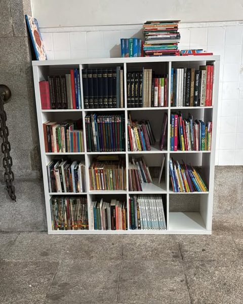 Espaço de troca de livros na Junta de Freguesia onde as pessoas podem levar e deixar livros para partilha e leitura.
