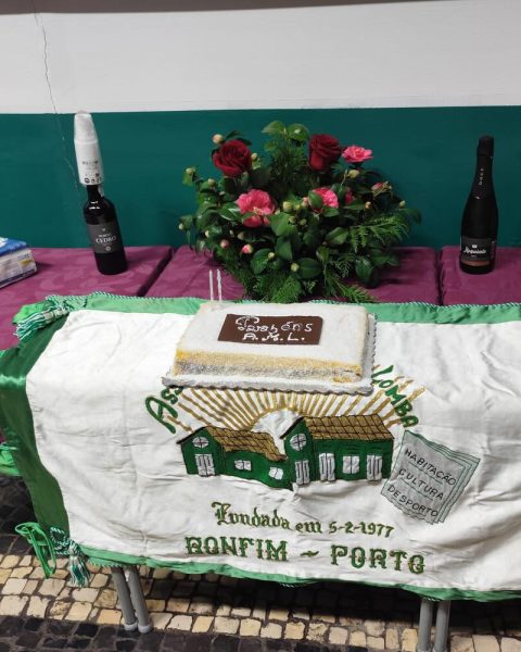 Celebração do 49.º aniversário da Associação de Moradores da Lomba com moradores reunidos e presença do presidente da Junta do Bonfim.