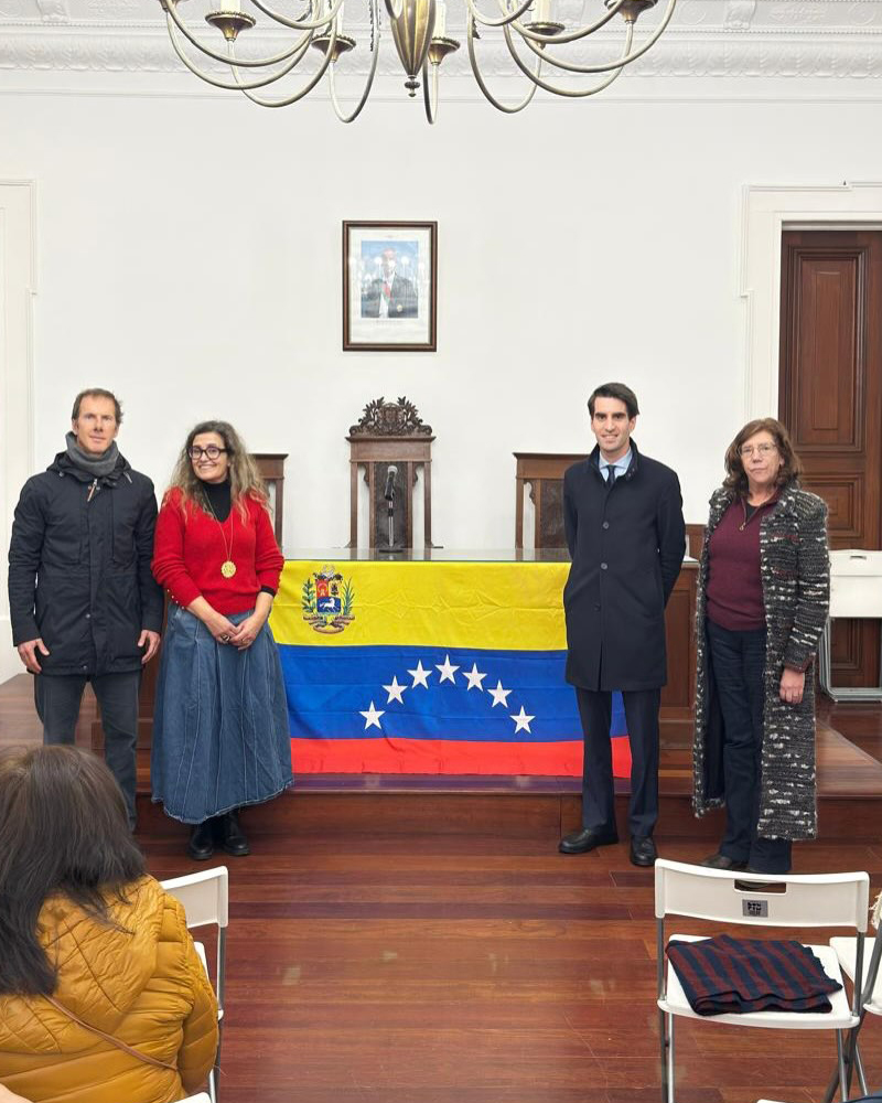 Presidente da Junta do Bonfim e membros do executivo reunidos com representantes do grupo ConVzla no salão nobre, num encontro de apoio à paz e à democracia na Venezuela.