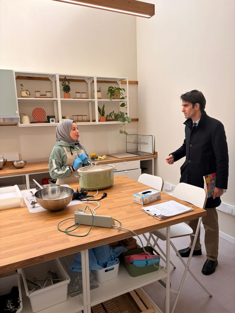 João Luís Ferreira, presidente da Junta de Freguesia do Bonfim, durante visita a instituições sociais da freguesia, incluindo Meeru I Abrir Caminho, IPAV – Instituto Padre António Vieira e Externato Nossa Senhora do Perpétuo Socorro.