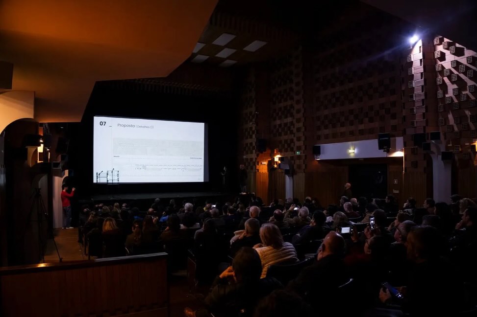 Sessão de apresentação do plano de reorganização da Rua de Costa Cabral no Auditório do Colégio Perpétuo Socorro, com presença de autarcas, comerciantes e moradores.
Se quiseres, posso adaptar o tom para redes sociais (mais curto e impactante) ou para site institucional.