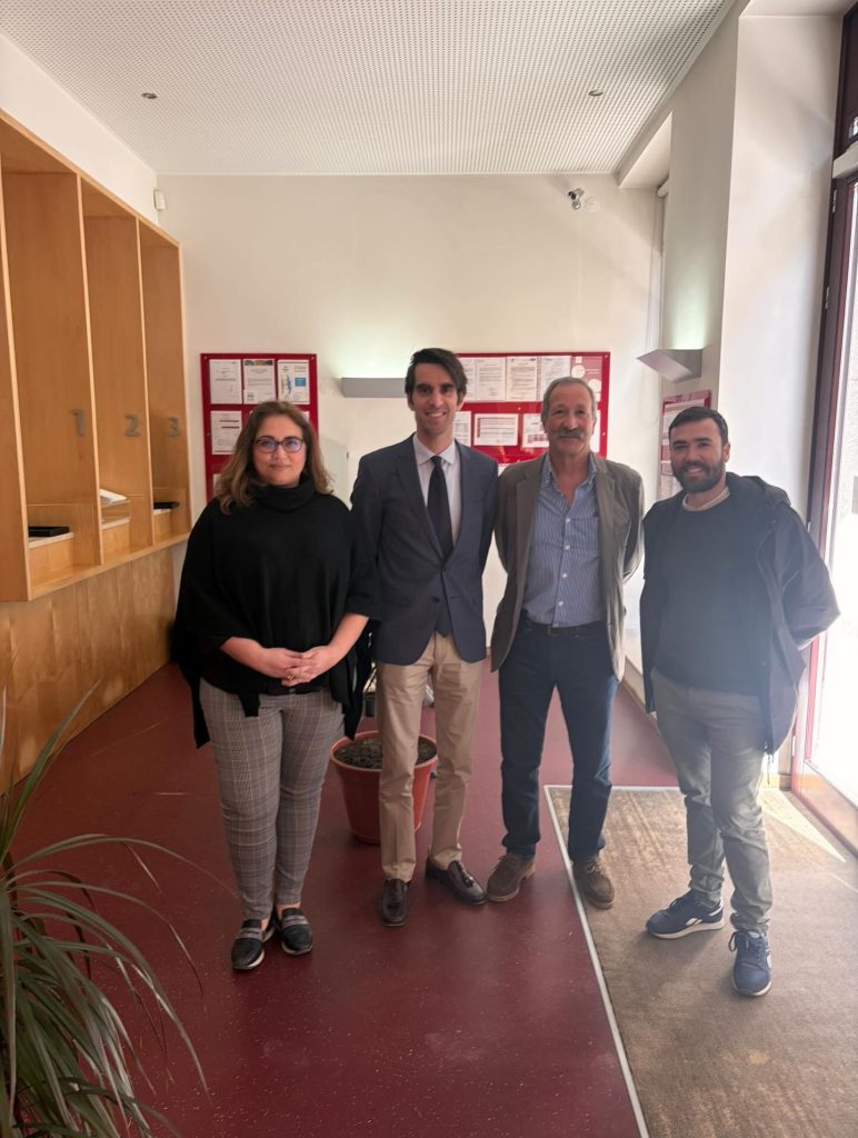 Visita institucional da Junta de Freguesia do Bonfim à Previdência Familiar do Porto, com representantes das duas entidades reunidos para conhecer o trabalho, os projetos e o papel social da associação mutualista.