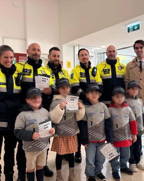 Agentes da Polícia Municipal participam numa ação de sensibilização com alunos e encarregados de educação no Externato das Escravas do Sagrado Coração de Jesus, no Bonfim.