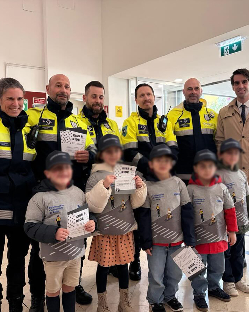 Agentes da Polícia Municipal participam numa ação de sensibilização com alunos e encarregados de educação no Externato das Escravas do Sagrado Coração de Jesus, no Bonfim.