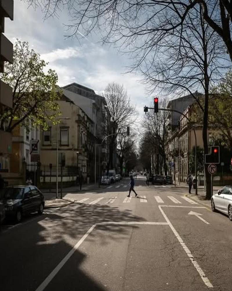 Ambiente festivo das “Lázaras” na Avenida de Rodrigues de Freitas, com bancas de comida, animação e público na rua.