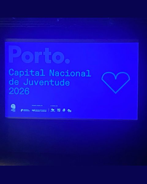 Cerimónia de abertura da Porto Capital Nacional da Juventude realizada no Teatro Rivoli com a presença de representantes institucionais.
