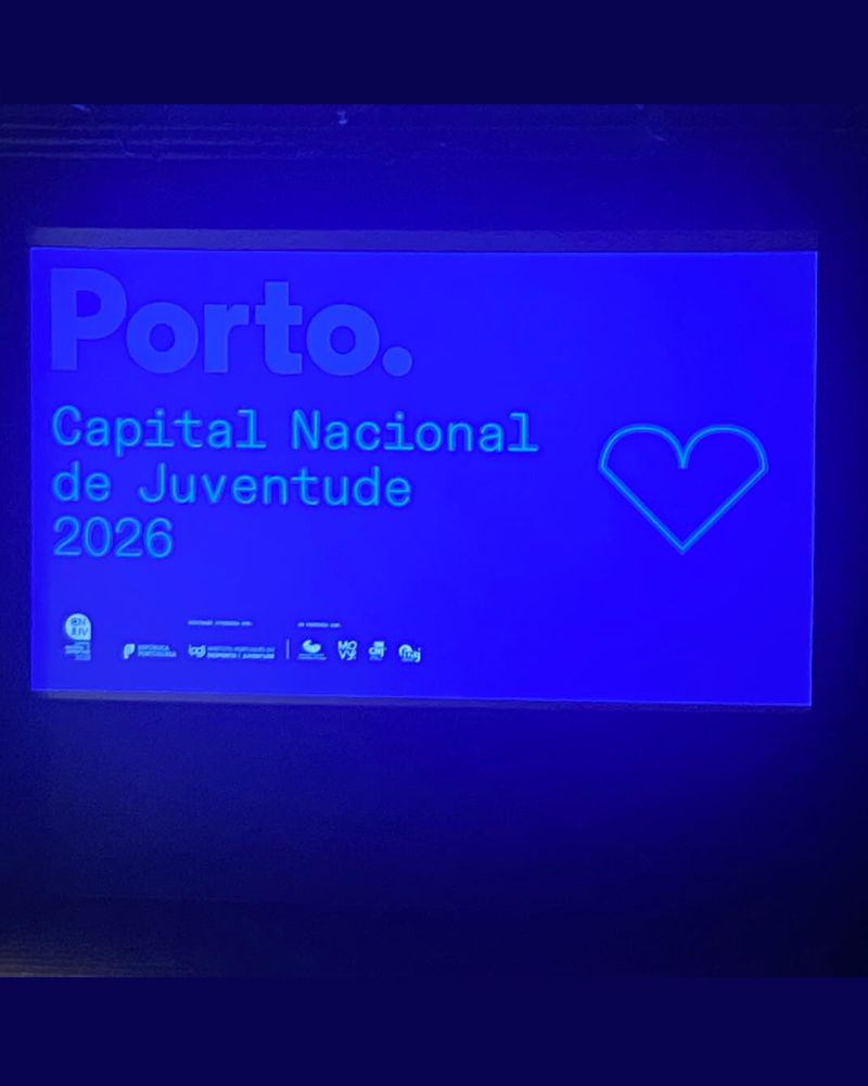 Cerimónia de abertura da Porto Capital Nacional da Juventude realizada no Teatro Rivoli com a presença de representantes institucionais.