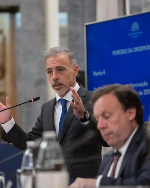 Presidente da Câmara do Porto, Pedro Duarte, a discursar na Assembleia Municipal, anunciando reforço de investimento e maior proximidade às juntas e uniões de freguesia.