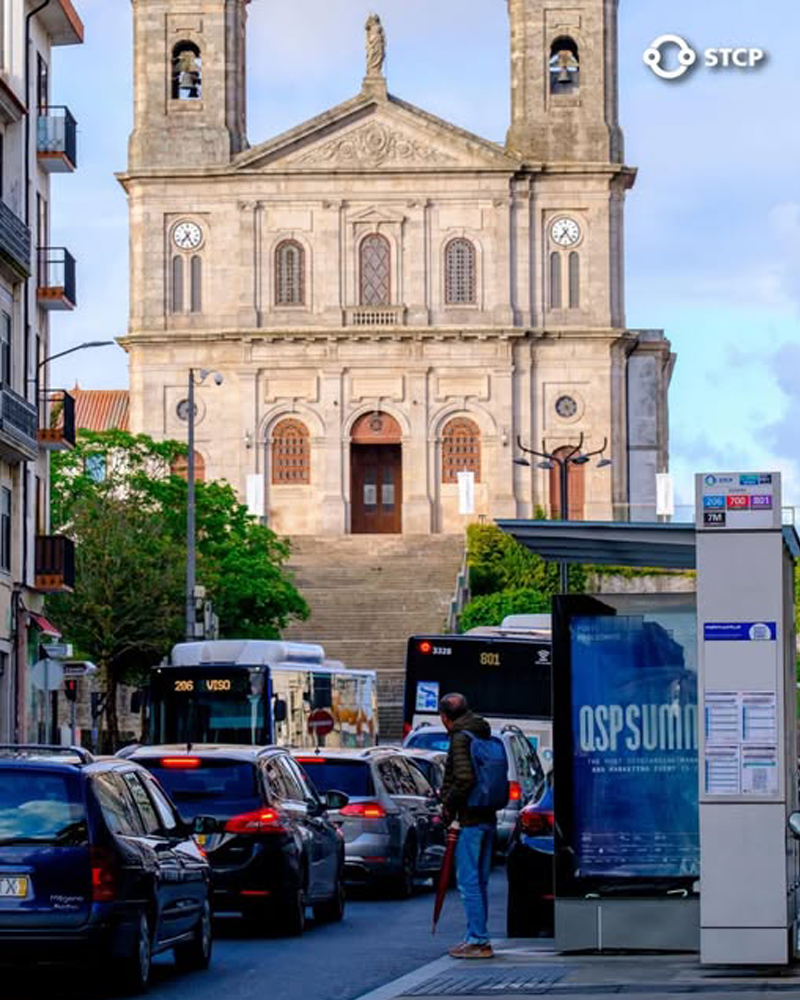 Vista da Igreja do Bonfim, no Porto, edifício de estilo neoclássico com duas torres sineiras, um dos marcos históricos e culturais da freguesia do Bonfim.