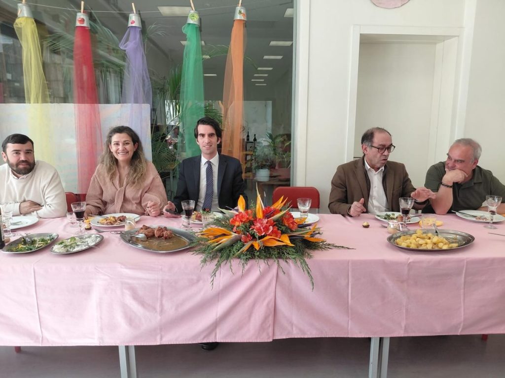 Almoço de Páscoa na IPSS Senhor do Bonfim com utentes, dirigentes e representantes da Junta de Freguesia do Bonfim reunidos em convívio