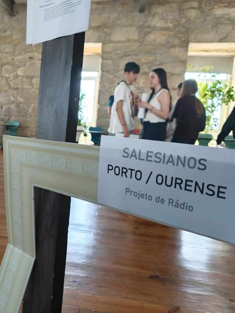 Alunos dos Salesianos do Porto em viagem para Ourense no âmbito de um intercâmbio escolar, no seguimento de um projeto de rádio com recolha de sons e testemunhos nas Fontainhas, no Bonfim.
