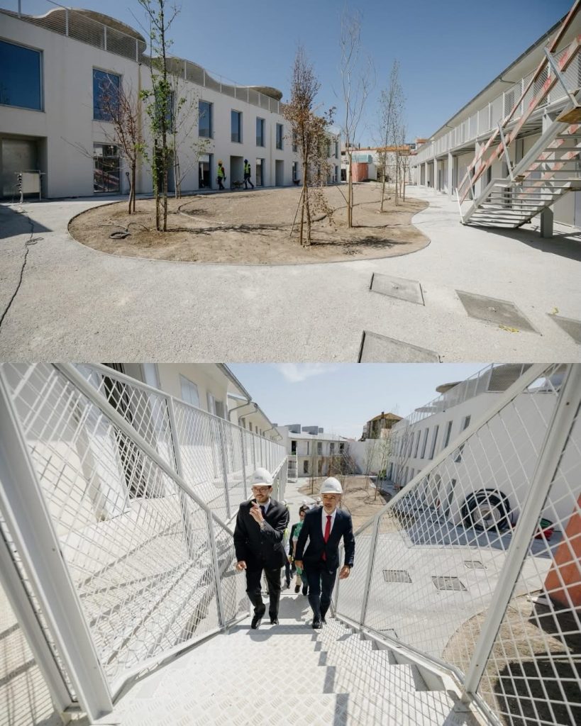 Presidente da Câmara do Porto, Pedro Duarte, acompanhado por representantes municipais e locais, durante visita às obras de reabilitação das Ilhas da Lomba, no Bonfim.