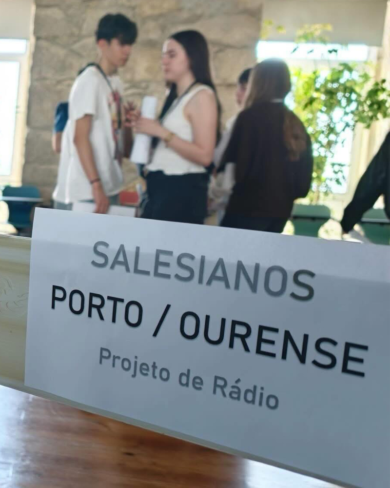 Alunos dos Salesianos do Porto em viagem para Ourense no âmbito de um intercâmbio escolar, no seguimento de um projeto de rádio com recolha de sons e testemunhos nas Fontainhas, no Bonfim.