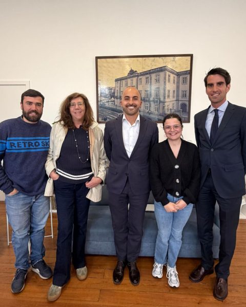 Reunião de trabalho na Junta de Freguesia do Bonfim com o vereador Rodrigo Passos, o presidente João Luís Ferreira e membros do executivo, debatendo projetos e desafios da freguesia.