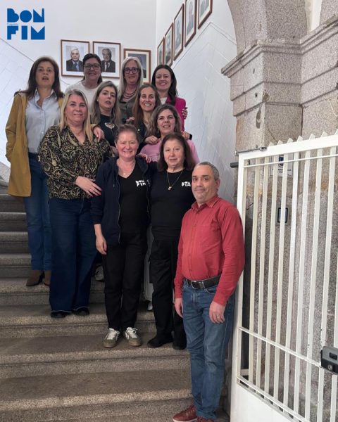 Grupo de funcionários da Junta de Freguesia do Bonfim reunido para assinalar o Dia do Trabalhador.
