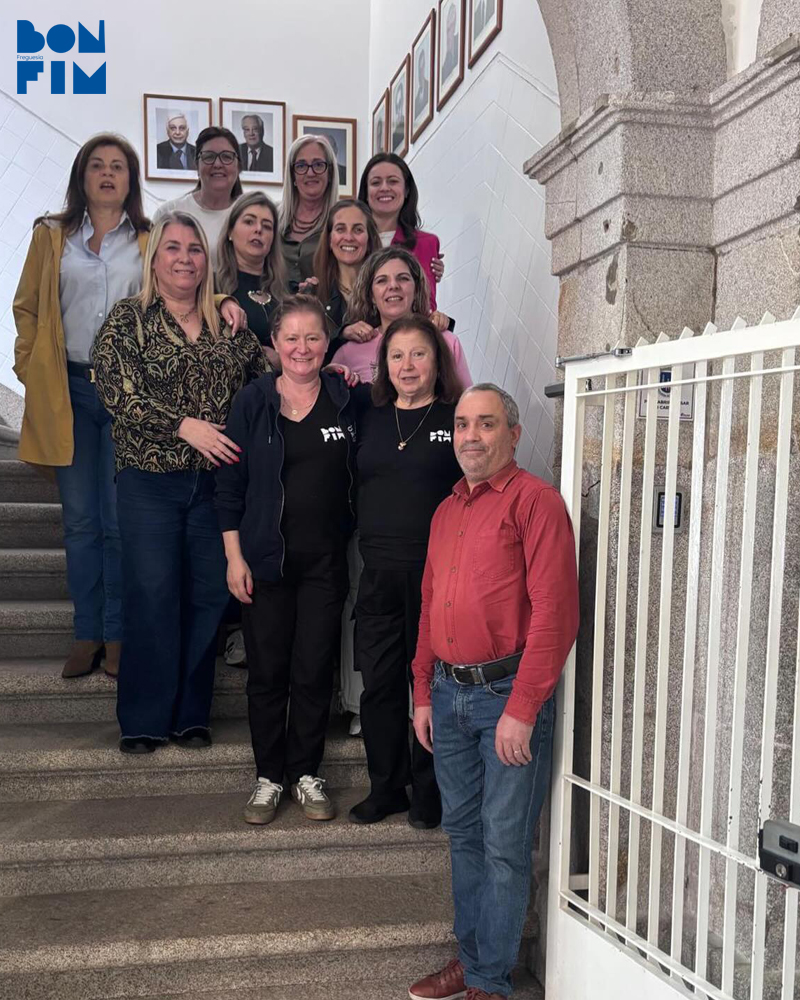 Grupo de funcionários da Junta de Freguesia do Bonfim reunido para assinalar o Dia do Trabalhador.