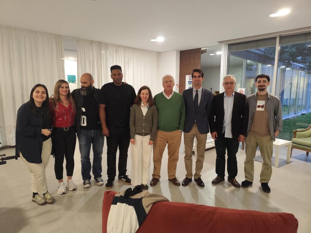 Presidente da Junta de Freguesia do Bonfim, João Luís Ferreira, acompanhado pelo Pe. Nuno Tovar de Lemos e por Maria João Simões durante visita ao Centro Comunitário São Cirilo.