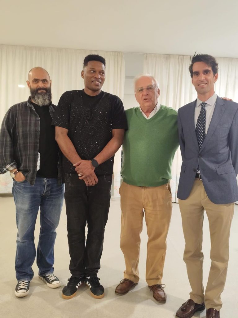 Presidente da Junta de Freguesia do Bonfim, João Luís Ferreira, acompanhado pelo Pe. Nuno Tovar de Lemos e por Maria João Simões durante visita ao Centro Comunitário São Cirilo.