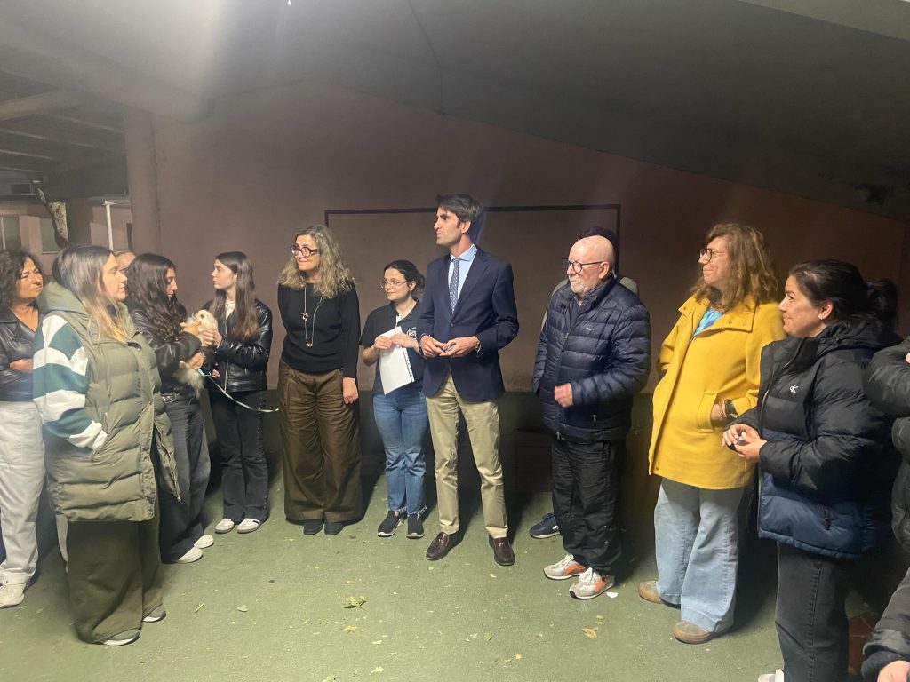 Participantes da Rusga de São João do Bonfim durante um ensaio, acompanhados por elementos da Junta de Freguesia, preparando a atuação que representará a freguesia nas festividades sanjoaninas do Porto.