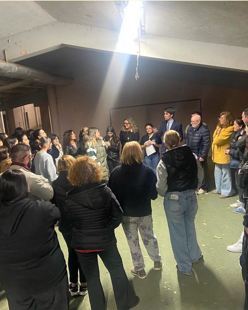 Participantes da Rusga de São João do Bonfim durante um ensaio, acompanhados por elementos da Junta de Freguesia, preparando a atuação que representará a freguesia nas festividades sanjoaninas do Porto.