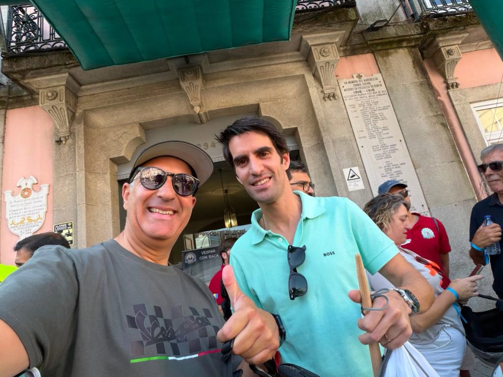 Participantes do OPorto Vespa Paper 2026, em Vespas clássicas e modernas, reunidos junto à Junta de Freguesia do Bonfim antes do início da Rota dos Azulejos, evento que contou com a participação de clubes de Portugal e Espanha.