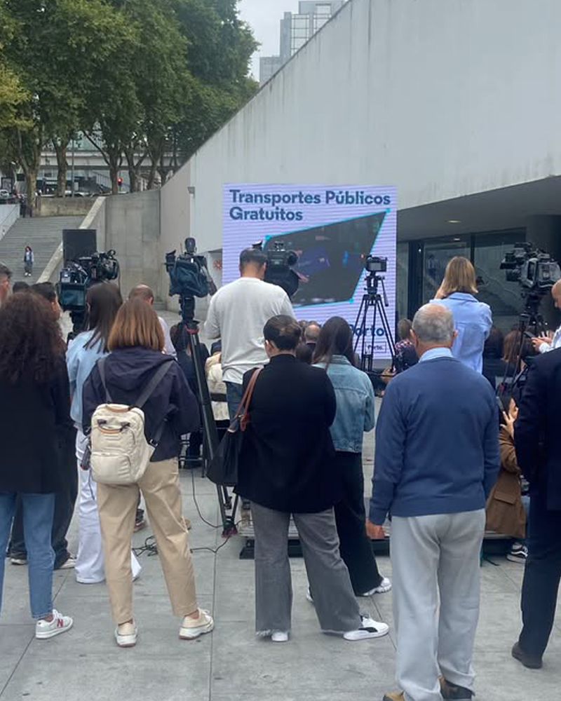 Imagem ilustrativa de um transporte público na cidade do Porto, a divulgar a entrada em vigor da gratuitidade dos transportes públicos para residentes titulares do Cartão Porto.