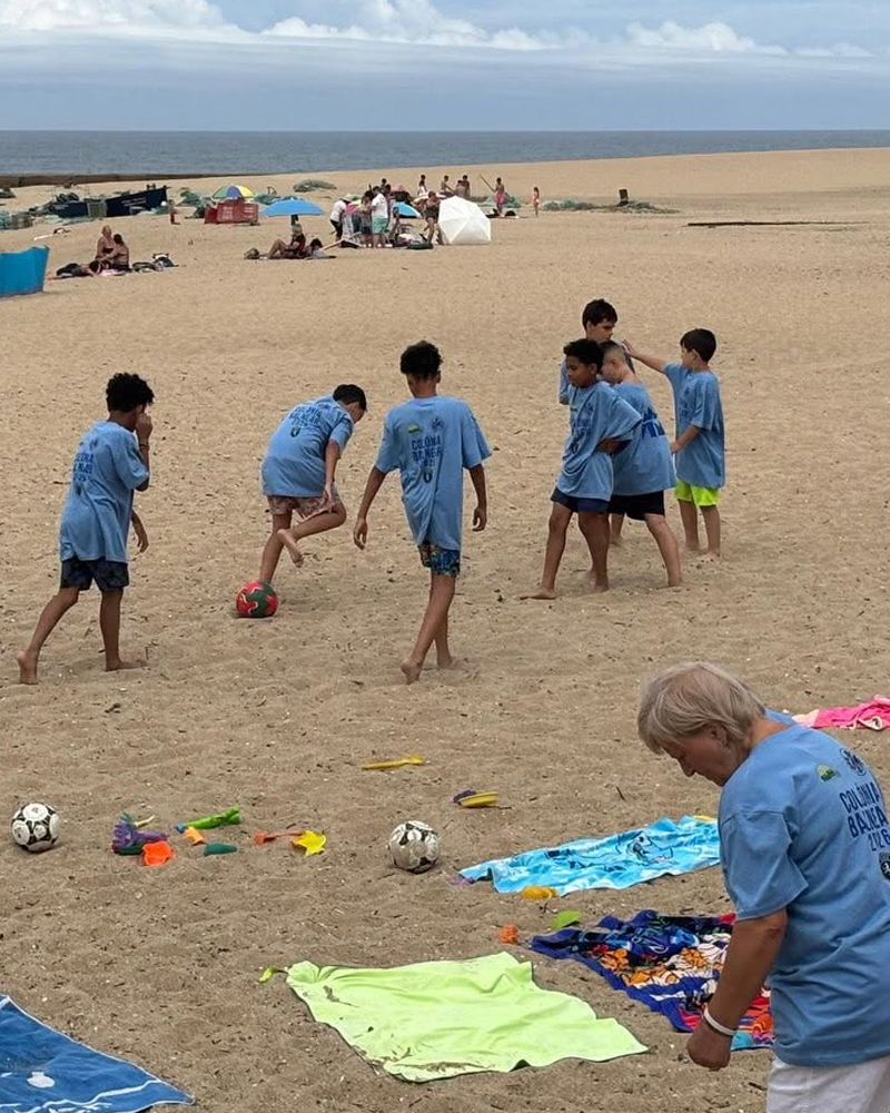 Crianças do Bonfim a desfrutar do primeiro dia dos campos de férias de verão na Praia da Aguda, acompanhadas por monitores e voluntários seniores, num ambiente de diversão, convívio e atividades ao ar livre.