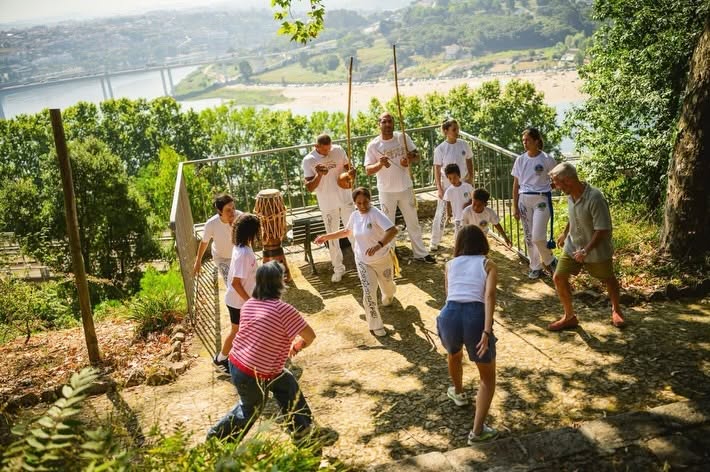 Participantes no programa Vizinhanças no Parque das Águas, no Bonfim, durante um dia de atividades culturais, jogos, oficinas, música e convívio.
