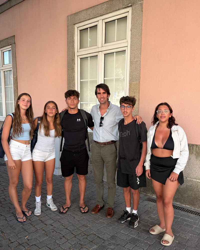 Jovens do Bonfim reunidos durante as atividades do Dia Internacional da Juventude, promovidas na Praia Internacional do Porto, com momentos dedicados ao desporto e à convivência.