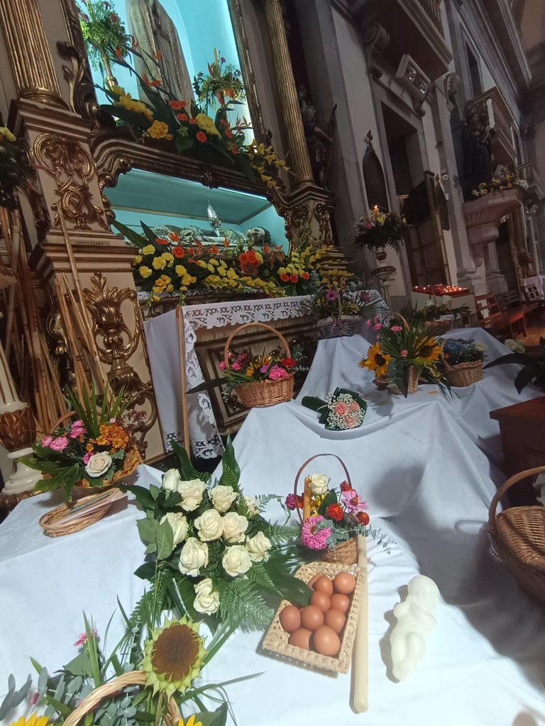 Igreja do Bonfim cheia de devotos durante as Festas de Santa Clara, numa demonstração de fé e tradição no Bonfim.