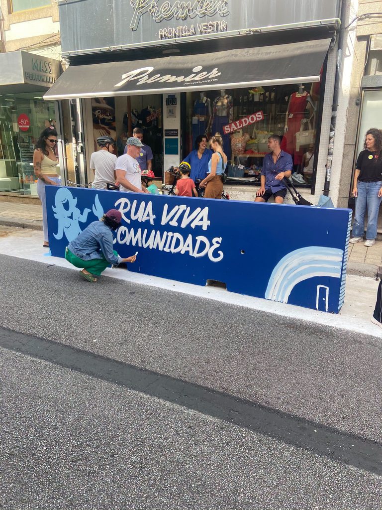 Moradores participam em atividades comunitárias na Rua de Costa Cabral, com pinturas de murais, troca de livros e brinquedos e banca de remendos de roupa.
