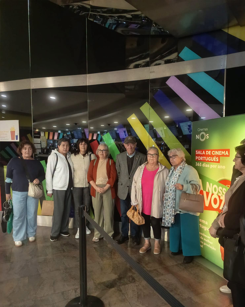 Seniores de instituições e organizações do Bonfim participam numa sessão de cinema no Alameda Shopping, numa iniciativa conjunta da Junta de Freguesia do Bonfim e dos Cinemas NOS, que promove o convívio e o acesso à cultura.
